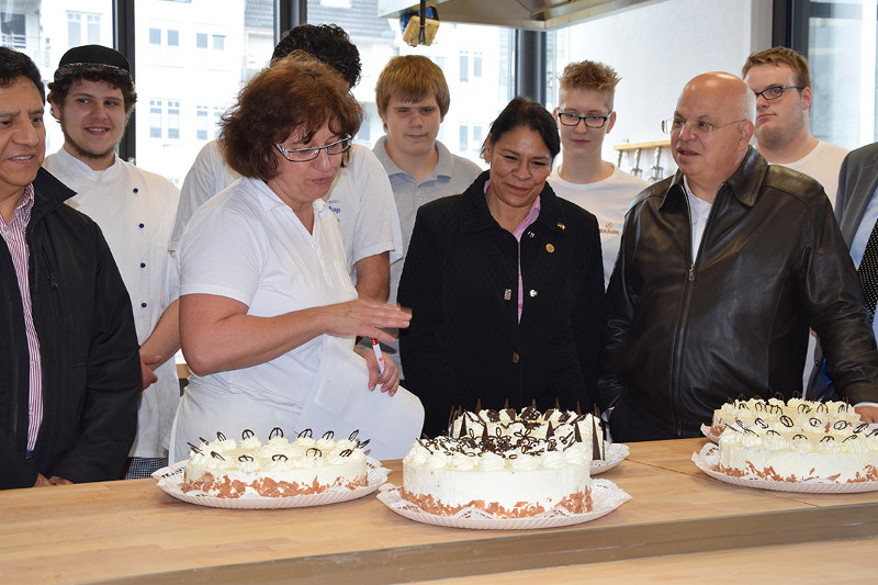 Beim Rundgang durch das HwK-Zentrum fr Ernhrung und Gesundheit tauschten sich die Gste aus Mexiko (vorne rechts Bildungs-Staatssekretr Dr. Rodolfo Tuirn) auch mit Lehrlingen und Ausbildern zu Inhalten der Ausbildung aus. Foto: HwK Koblenz
