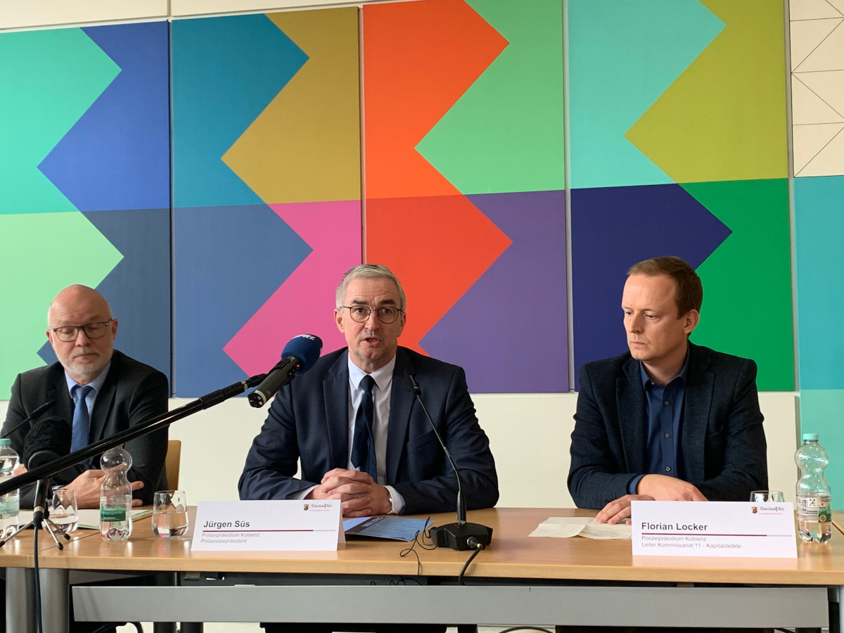 Oberstaatsanwalt Mario Mannweiler, Polizeivizeprsident Jrgen Ss und Florian Locker, Leiter des Kommissariats fr Kapitaldelikte im Polizeiprsidium Koblenz, bei der Pressekonferenz. (Fotos: Jenny Patt)