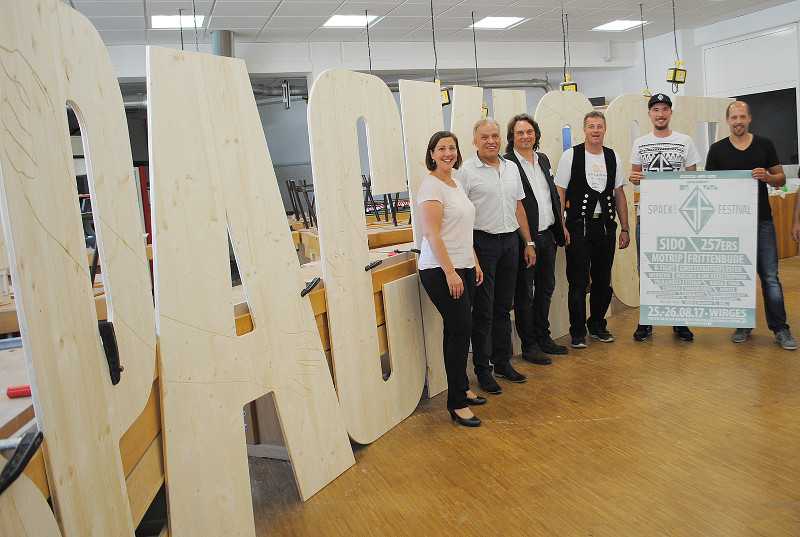 Der Schriftzug Spack 2017 ist ein Geschenk der Handwerkskammer Koblenz an die Wirtschaftsfrderungsgesellschaft und wurde in Anwesenheit von HwK-Prsident Kurt Krautscheid (2.vl.)im Bauzentrum der HwK bergeben. Foto: HwK Koblenz 