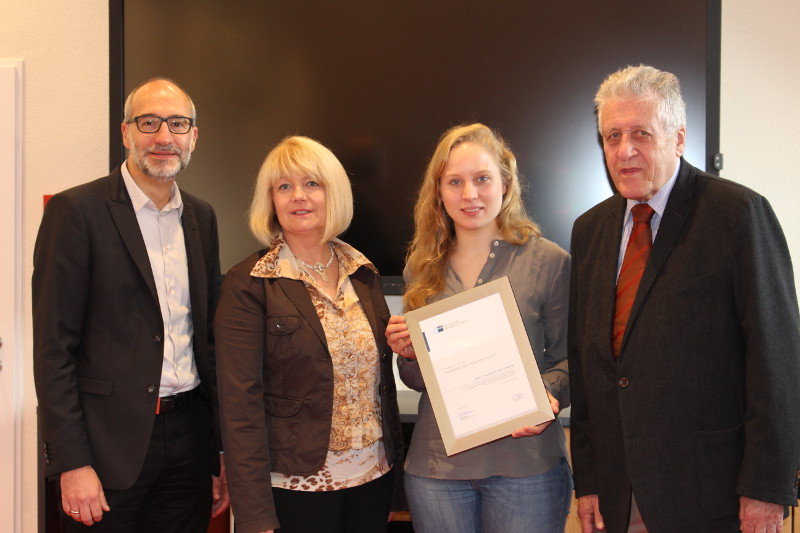 Hannah Kreymann (2.v.r.) hat das Stipendium gewonnen. Olaf Gstettner, Dr. Sabine Dyas und Herbert Rtten (von links) gratulierten. 