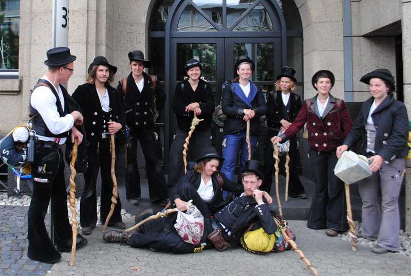 Handwerksgesellen pflegen die alte Tradition und gehen auf die Walz. Foto: HWK Koblenz