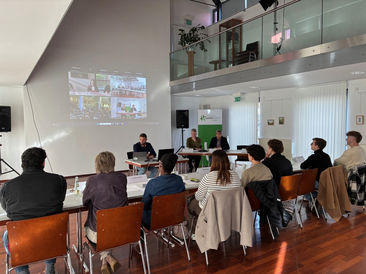 Der Workshop fr junge Erwachsene wurde mithilfe von Simultanbersetzung realisiert und vom Japanisch-Deutschen Zentrum Berlin moderiert. Zu sehen sind die Teilnehmer:innen aus der Verbandsgemeinde Hamm (Sieg) und Umgebung im Meeting, zusammen mit Brgermeister Dietmar Henrich (hinten rechts), Wirtschaftsfrderer Tim Ehrlich (mittig) und Gastreferent und Raiffeisen-Experte Pfarrer Prof. Dr. Dr. Michael Klein (hinten links)(Foto: Jana Richartz|Verbandsgemeinde Hamm (Sieg))