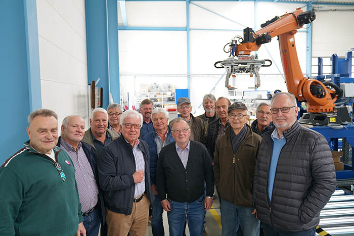 Geschftsfhrer Reinhard Koch (links) mit der FWG Delegation beim  Rundgang durch die Montagehallen. Foto: FWG  