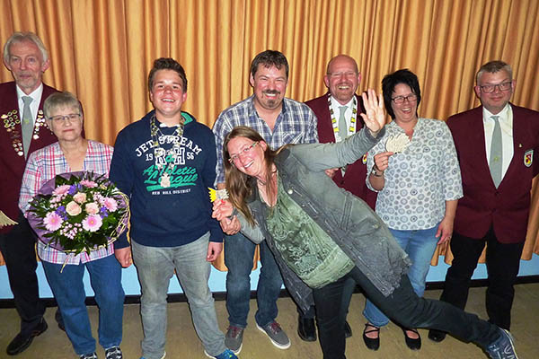 Vorjahresknig Otto und Esther Bald, Jugendknig Nils Fleischer, Adrian Wieczorek, Knig 2017 Thomas Fleischer, Martina Muscheid und Vorsitzender Dirk Kreuser, vorne: Sonja Etteldorf (von links). Foto: Hans Hartenfels