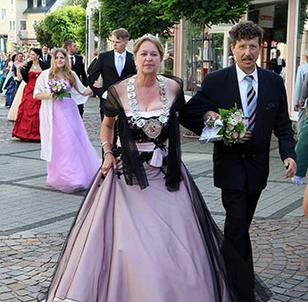 Das Knigspaar Rita und Ignatz Hof, im Hintergrund die Jungschtzenknigin Eva Schumacher mit Begleiter. Fotos: anna