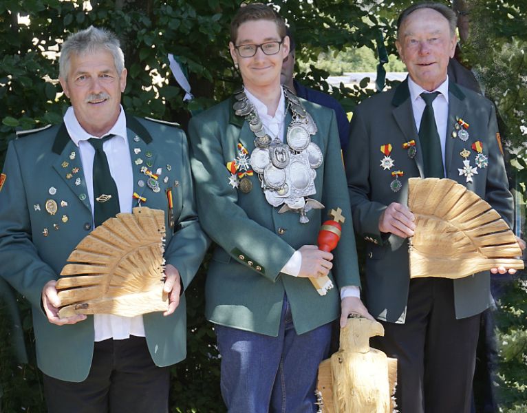 Der neue Schtzenknig und seine Ritter. Fotos: Hachenburger Schtzenverein