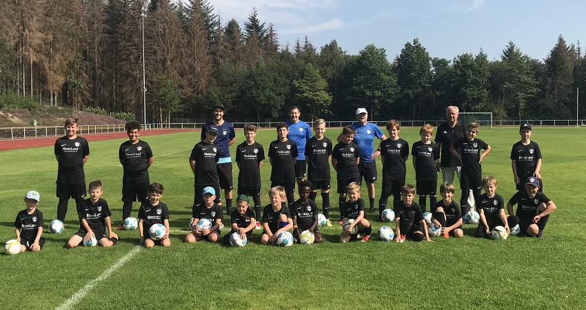 26 Kinder machen mit beim Horst-Kppel-Fuballcamp in Kirchen