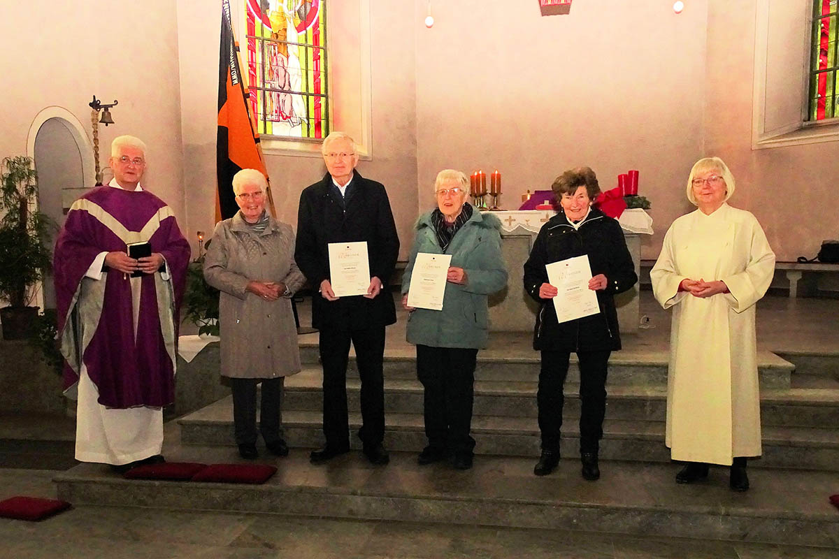 Von links: Elfriede Retagne, Vorsitzende und Prses der Kolpingsfamilie Rennerod / Hellenhahn-Schellenberg Achim W. Sahl dankten mit Urkunden fr langjhrige Mitgliedschaft: Karl-Heinz Stinner (60 Jahre), Rosemarie Theis und Marliese Buchner (40 Jahre). Gemeindereferentin i.R. Eva-Maria Henn (rechts) schloss sich den Glckwnschen an. Es fehlten Willibald Kmpf und Dietmar Klering. Fotos: Willi Simon