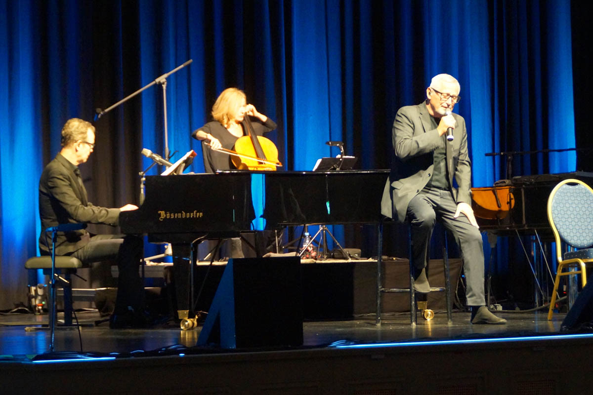 TRIO im Kursaal Bad Honnef - von links: Jo Barnikel; Fany Kammerlander und Konstantin Wecker. Foto: Tom Scheben