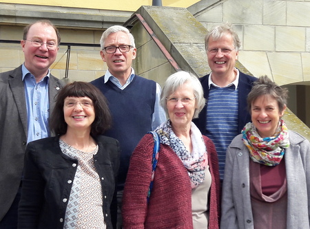 Viel Zeit fr Information und Austausch gab es fr die Gruppe evangelischer Pfarrer aus dem Evangelischen Kirchenkreis Altenkirchen bei einer gemeinsamen Konventsrste mit den Kollegen aus dem Kirchenkreis Oberes Havelland (Brandenburg). Pfarrerin Silvia Schaake (Flammersfeld), Pfarrerin Almuth Germann(Freusburg), Pfarrerin Gudrun Weber-Gerhards (Altenkirchen/Wissen), Pfarrer Joachim Triebel-Kulpe (Almersbach) und Pfarrer Thomas Rssler-Schaake (Flammersfeld) tauschten sich dabei auch mit Superintendent Uwe Simon (oben Mitte) aus. (Foto: Evangelischer Kirchenkreis Altenkirchen)