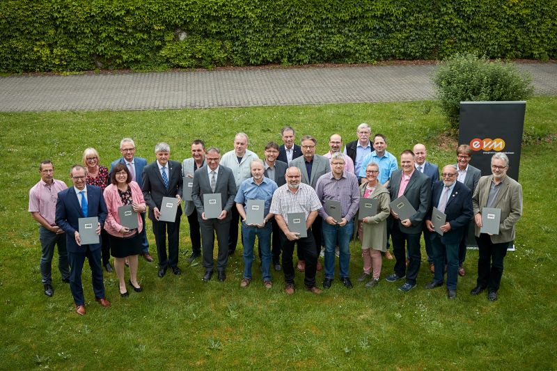 Auf gute Zusammenarbeit: Vertreter der Verbandsgemeinde Selters und der EVM-Gruppe bei der Unterzeichnung der Stromkonzessionsvertrge. Foto: EVM/Ditscher.