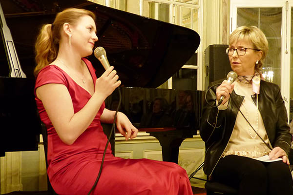 Konzertpianistin Luisa Imorde im Gesprch mit Barbara Harnischfeger vom Freundeskreis Villa Musica im Schloss Engers. Foto: Hans Hartenfels