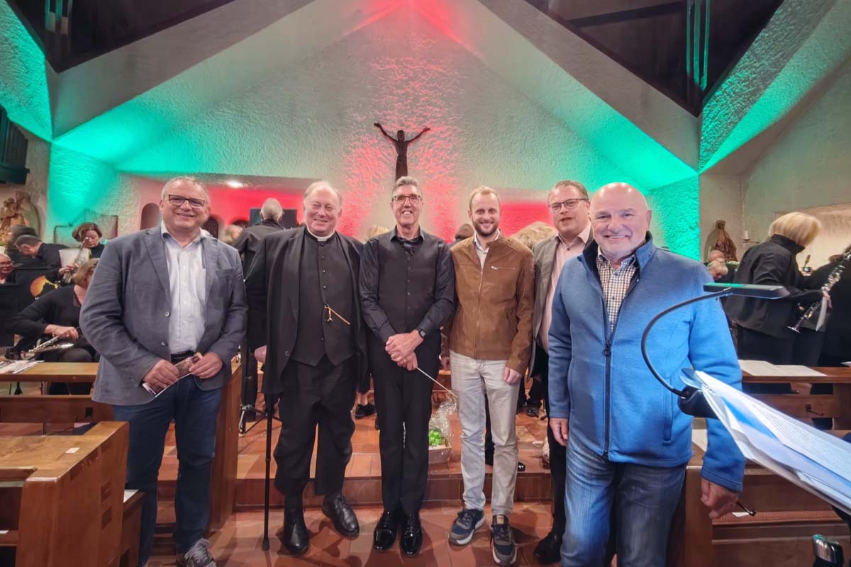 (v. li.) Berno Neuhoff, Pfarrer Martin Krten, Andrew Taylor, Matthias Reuber (MdL), Tobias Gerhardus (Kreis) und Ortsbrgermeister Hubert Wagner