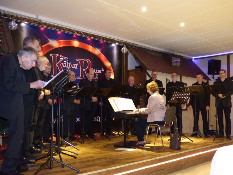 Begeisterten im Kulturraum Bootshaus, das Mnnerensemble Unerhrt mit Liedern von Jrgens, Grnemeyer oder Comedian Harmonists. Foto: Hans Hartenfels