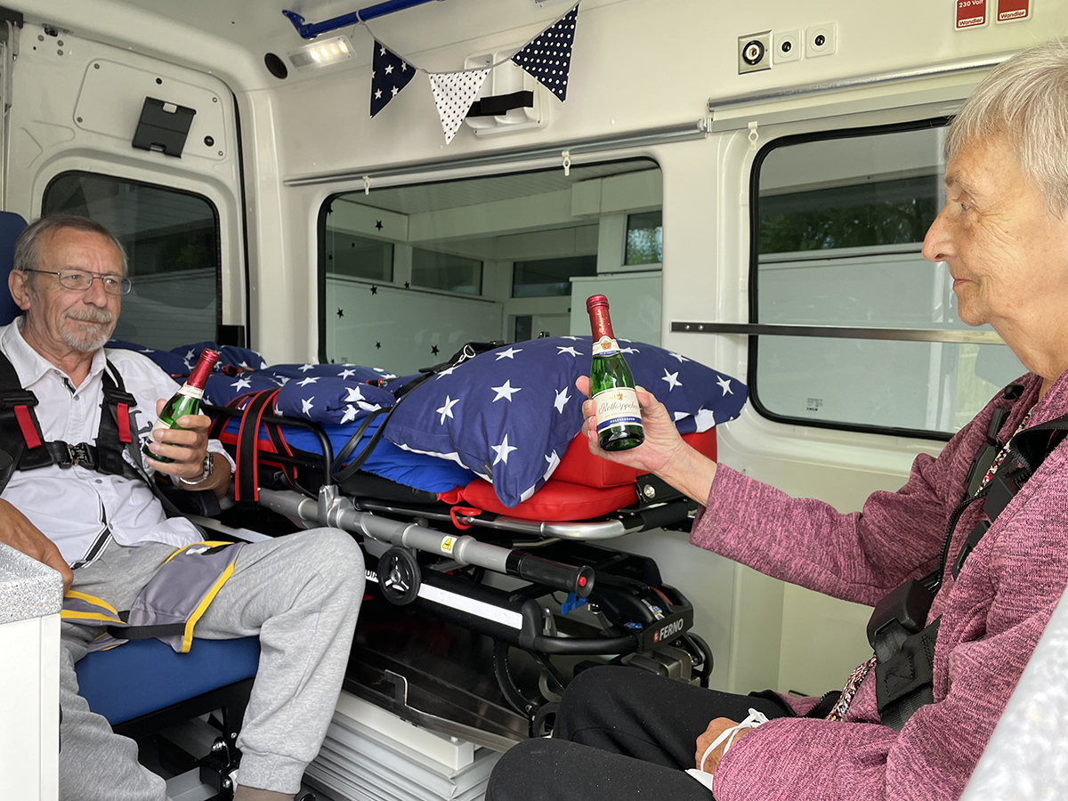 Mit einem kleinen Sekt aus der Bord-Minibar startete die Wunschfahrt. Foto: ASB RP/ Wnschewagen