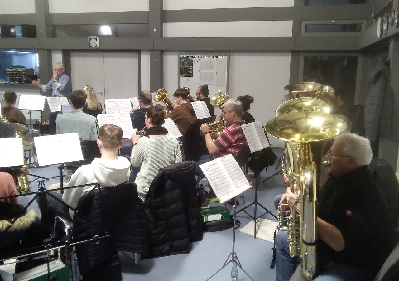 "Die Groe Band-Parade" klingt und swingt in Hartenfels
