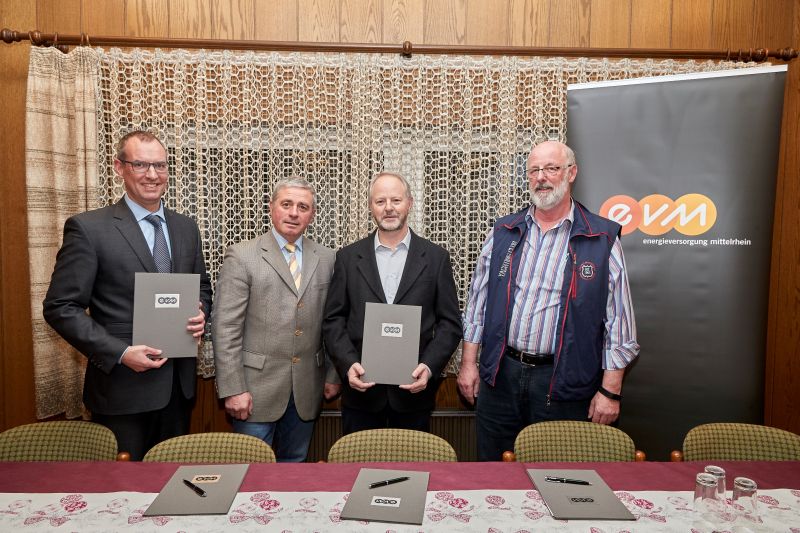 Auf gute Zusammenarbeit (v.l.): Jrg Schneider unterzeichnet zusammen mit Rolf Jung, Olaf Schmidt, und Werner Eiser die Konzessionsvertrge fr die nchsten 20 Jahre in Sessenhausen. Foto: EVM/Ditscher.