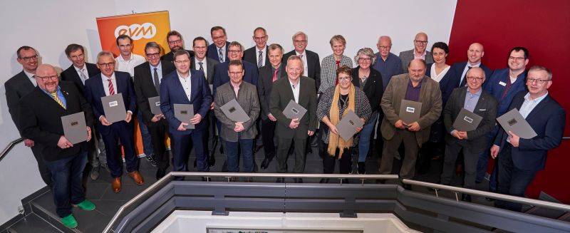 Die Orts- und Stadtbrgermeister der Verbandsgemeinde Montabaur freuen sich gemeinsam mit dem ersten Beigeordneten Andree Stein und Vertretern der EVM-Gruppe ber die Unterzeichnung der Konzessionsvertrge. Foto: EVM/Sascha Ditscher.