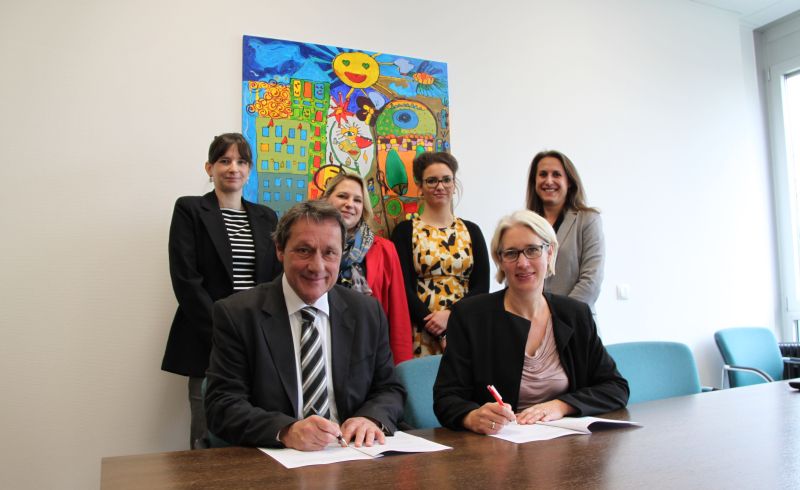 Landrat Achim Schwickert und Dr. Tanja Wolf unterzeichnen die Kooperationsvereinbarung. Foto: Pressestelle der Kreisverwaltung  