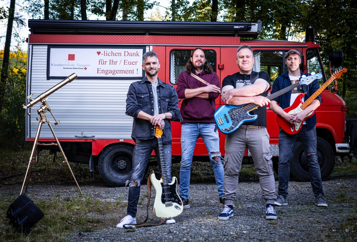 Mit Blaulicht und Gitarre: KosmikKurier auf Spendentour durch Sdwestfalen