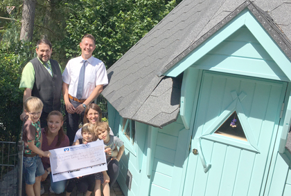 Spa beim Abschluss, Martin Krombach (Mitarbeiter Westerwald Bank) und Christian Bauer (Geschftsstellenleiter Westerwald Bank in Betzdorf) sowie die Erzieherinnen Kristina Wchter und Sarah Cancik mit Kindern (vorne). Foto: WW-Bank