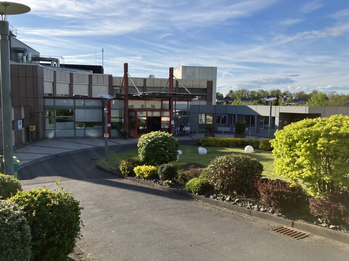Aktueller Eingangsbereich Krankenhaus Hachenburg (Foto: Karl-Heinz Boll)