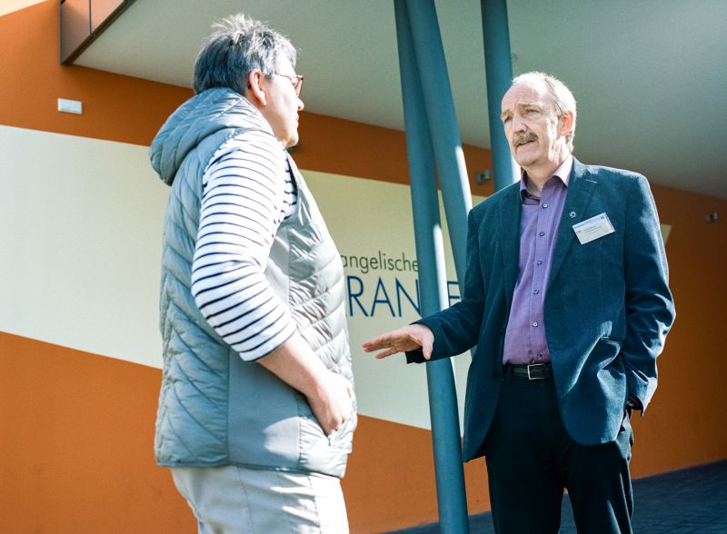 Frank Dönges im Gespräch mit seiner Kollegin Inge Orglmeister. Fotos. Peter Bongard