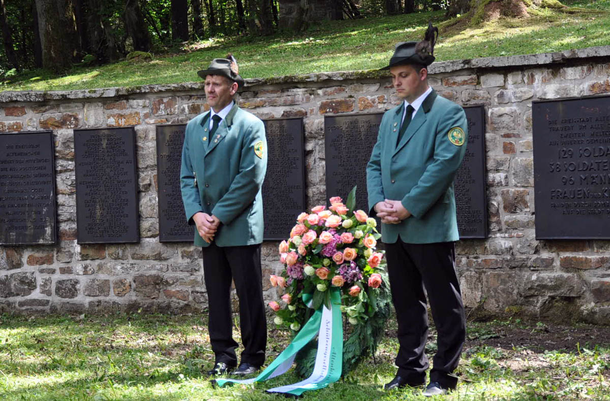 Traditionelle Gefallenenehrung durch die Schtzengesellschaft Altenkirchen