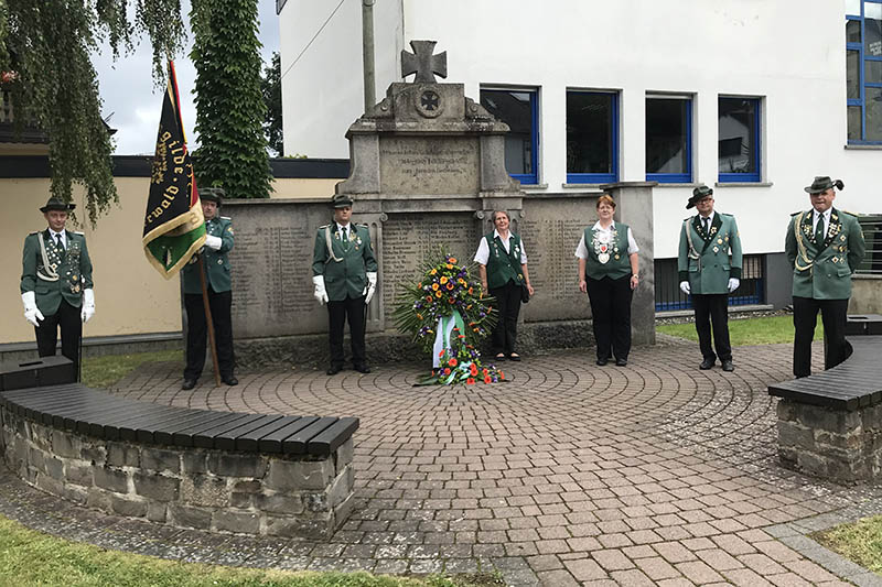 Von links: Fahnentruppe mit Kevin Romich, Markus Kohl, Dennis Kambeck, Knigstruppe mit 1. Ritterin Heike Backhaus, Knigin Nicole Schneider, 2. Ritter Hans-Jrg Hoffmann sowie Major und 1. Vorsitzender Sascha Vohl. Foto: privat