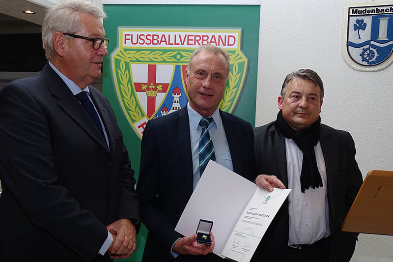 Verleihung DFB-Verdienstnadel an Hans-Klaus Kapschak (Mitte) von Dieter Kerschsieper (Vizeprsident FVR, links) und Klaus Robert Reuter (Vorsitzender Fuballkreis WW/S, rechts). Fotos: Willi Simon