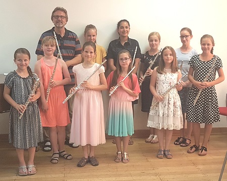 Mit einem Klassenvorspiel verabschiedeten sich viele Instrumentalklassen an der Kreismusikschule in die Sommerferien. So freute sich auch Schulleiter und Fltenlehrer Michael Ullrich (hinten links)  mit seinen Schlern ber ein erfolgreiches Schuljahr. (Foto: Kreismusikschule)