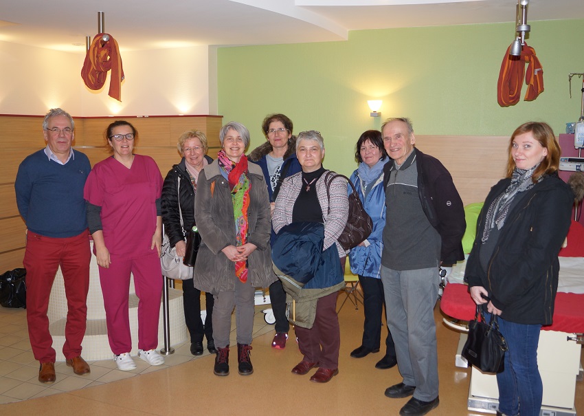 li. Chefarzt Dr. Mittag, die diensthabende Hebamme Fr. Mller und die Besuchergruppe (Foto: DRK Krankenhaus Kirchen)