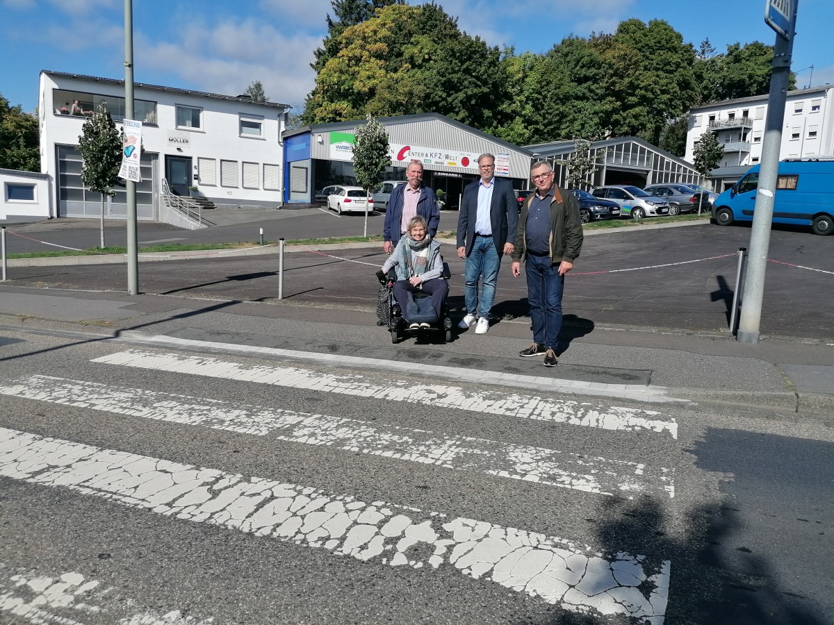 Von links: Carolin Schwarzbach, Jrgen Kugelmeier, Gtz Gansauer und Stadtbrgermeister Ralf Lindenptz. Foto: Kreisstadt Altenkirchen