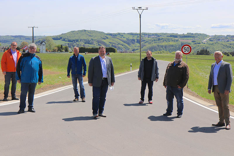 Landrat Achim Hallerbach, 1. Kreisbeigeordneter Michael Mahlert, Brgermeister Michael Christ und Ortsbrgermeister Thomas Junior berzeugten sich mit dem Leiter der Masterstraenmeisterei Neuwied, Michael Quirin und Sebastian Grlitz und Rdiger David vom Bauamt des Landkreises von der Umsetzung der Sanierungsmanahmen der K 35 und 37. Foto: Kreisverwaltung