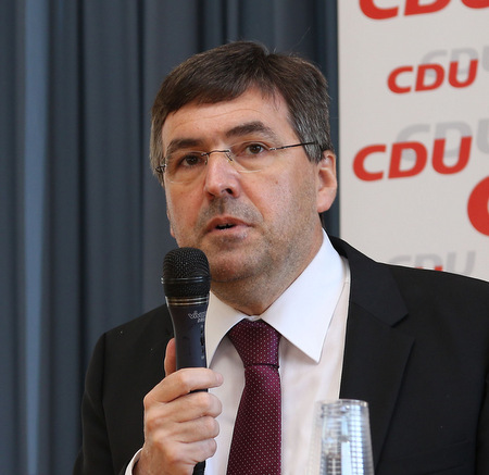 CDU-Kreisvorsitzender Dr. Josef Rosenbauer: Fast alle Kommunen haben Probleme mit den Straen. (Foto: anna) 