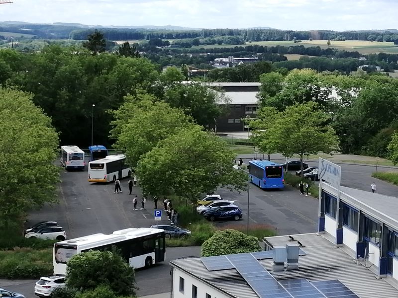 Vom kommenden Schuljahr an mssen Schler der Sekundarstufe II und weiterer vergleichbarer Bildungsgnge, die natrlich auch das Altenkirchener Schulzentrum besuchen, jeweils einen Eigenanteil in Hhe von monatlich 21 Euro der Transportkosten selbst zahlen. (Foto: hak)