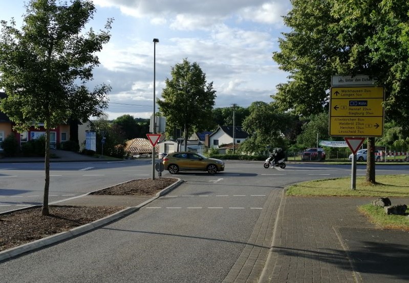 So ruhig ist es verkehrstechnisch gesehen selten an der Kreuzung der B 8 mit der L 276 und der K 24 in Weyerbusch. Rund 12.000 Fahrzeuge passieren tglich die Bundesstrae. (Foto: hak)
