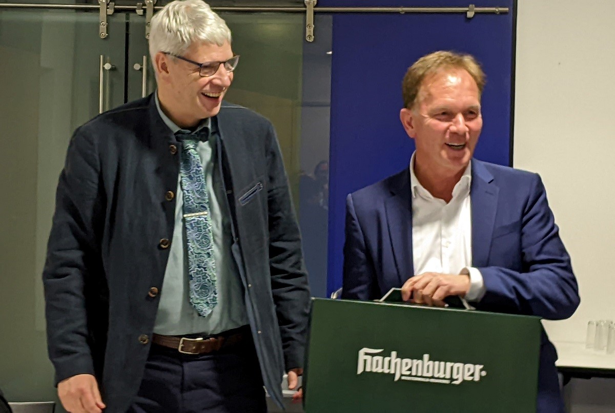 Dr. Stephan Krempel (l.) berreicht Gnter Hgner ein typisches Westerwlder Geschenk: Heimisches Bier und eine Brauereifhrung. 
