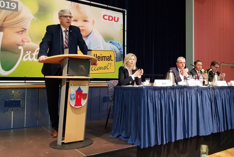 Fraktionsvorsitzender Dr. Stephan Krempel zeigte die programmatischen Leitlinien der Christdemokraten auf. Mit im Tagungsprsidium Jenny Gro, Dr. Andreas Nick MdB, Landrat Achim Schwickert und Europakandidat Ralf Seekatz MdL. Fotos: CDU