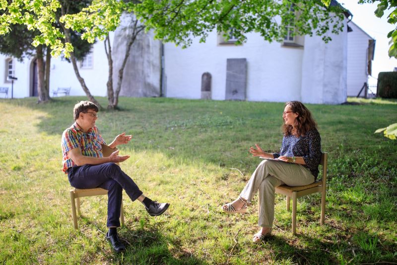 Pfarrer Peter Boucsein-Kuhl spricht mit Nadine Bongard  natrlich in coronasicherem Abstand- im Rckerother Pfarrgarten ber die Auswirkungen der Coronakrise. Foto: Peter Bongard