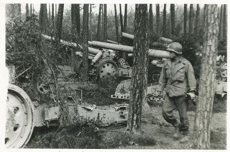 Fotografische Archivsammlung von Ralf Anton Schfer: Eine bei Hennef berrannte Feuerstellung der deutschen Artillerie. 