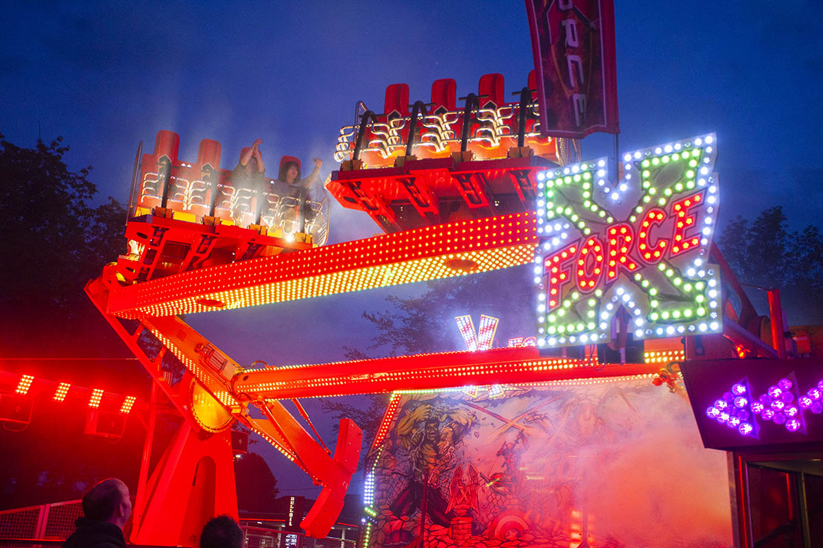 Schnwetterkirmes in Dierdorf mit Feuerwerk, Kirmesbaum und Familiensonntag