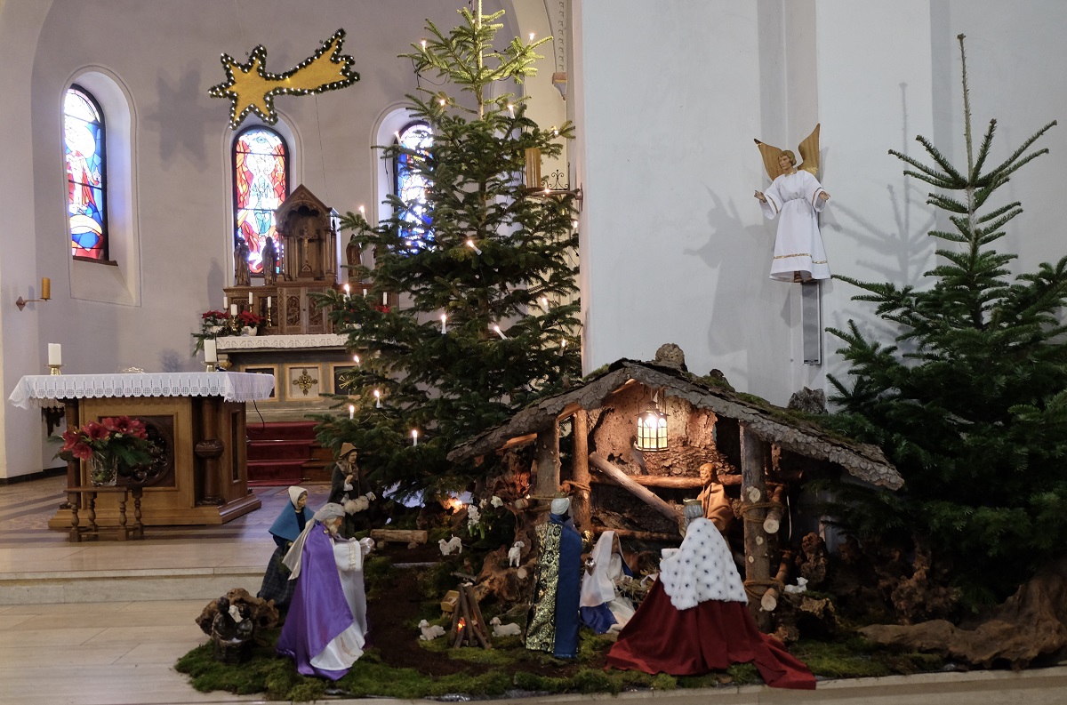 Die liebevoll hergerichtete Weihnachtskrippe in der St. Bonifatius-Kirche in Elkhausen bleibt noch bis zum 2. Februar aufgebaut. (Fotos: KathaBe)