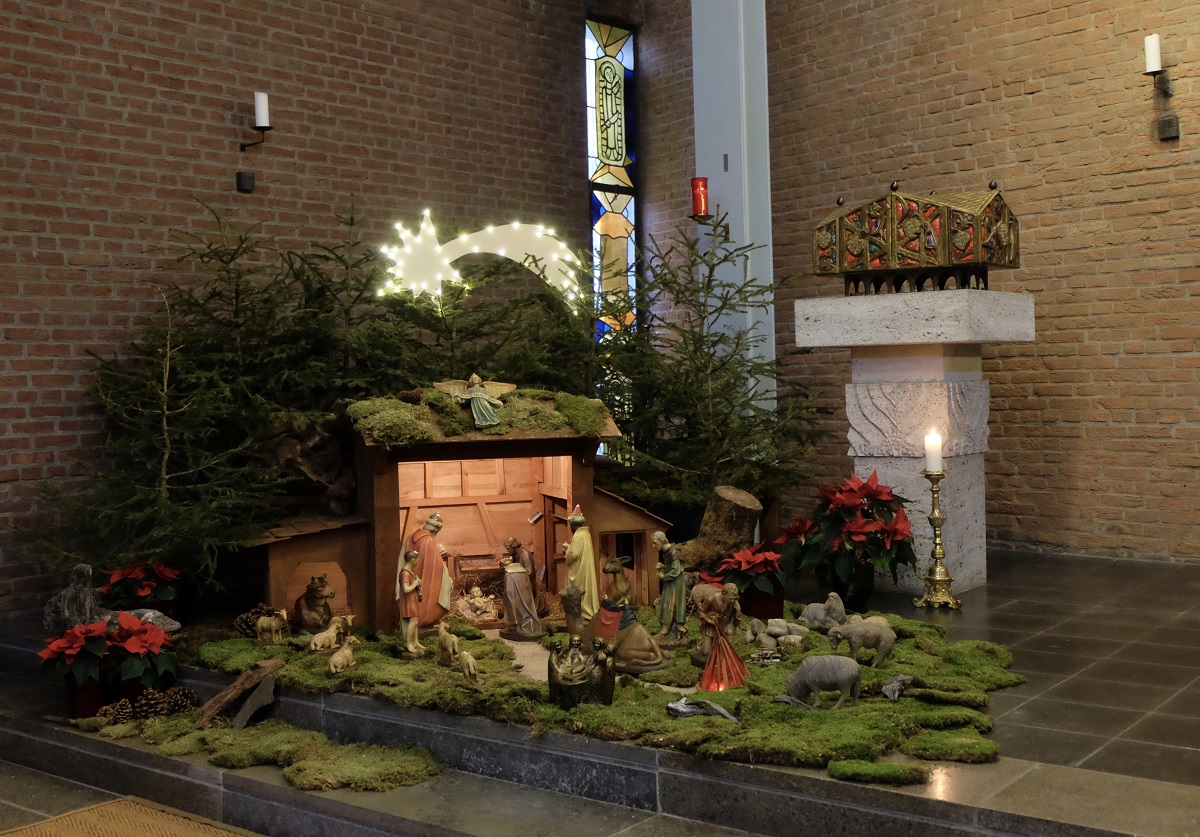 Auch in diesem Jahr wurde die Weihnachtskrippe in der St. Barbara-Kirche ein Katzwinkel wieder liebevoll hergerichtet. (Foto: KathaBe)