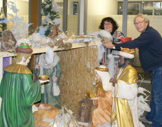 Krippenbauer Josef Stockhausen, hier mit Marktbereichsleiterin Sandra Vohl, erledigt letzte Arbeiten an der Weihnachtskrippe in der Altenkirchener Bank. (Foto: Westerwald Bank) 