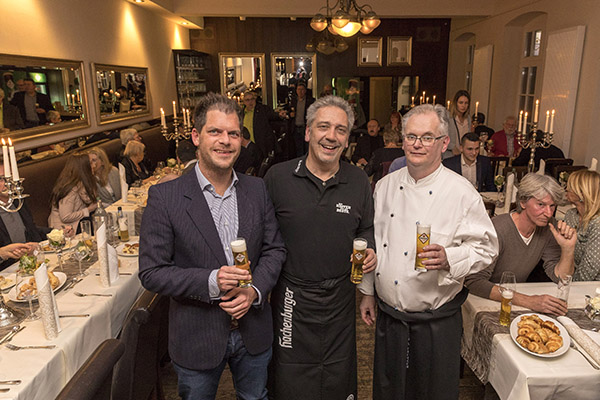 Freuen sich auf eine gute Zusammenarbeit: Brauereichef Jens Geimer (links) von der Westerwald-Brauerei mit Pchter Andreas Seck (Mitte) und Kchenchef Achim Betz (rechts). Foto: pr