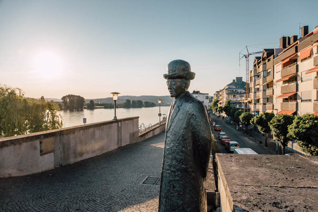 Visionr und Deicherbauer: Brgermeister Robert Krups wurde oben auf der Deichmauer ein Denkmal gesetzt. Foto: Zimpfer Photography