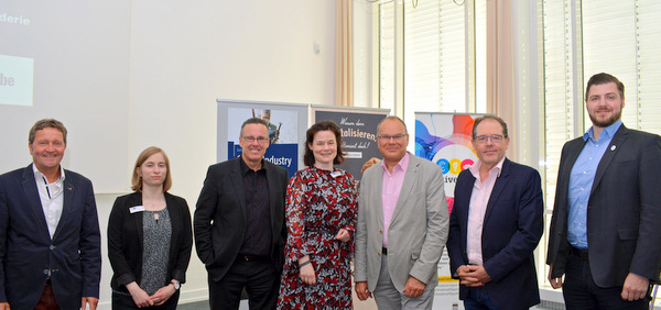 Akteure beim KuK-Day 2019: (von links) Christian zur Hausen, Vizeprsident der IHK Koblenz, Katharina Hutgens, IHK Koblenz, Lutz Anderie, Frankfurt University of Applied Sciences, Daniela Breuer, IHK Koblenz, Jrg Sabrowski, Wirtschaftsministerium Rheinland-Pfalz, Joachim Ollig, Kreativer Raum Koblenz, und Ben Palfner, Game Up Rheinland-Pfalz. (Foto: IHK Koblenz)