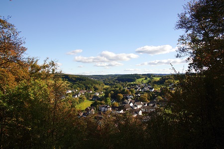 Einer der Sahneblicke auf das Wanderdorf Limbach: der Blick vom Hausberg Kappanll. (Foto: Martin Schler)