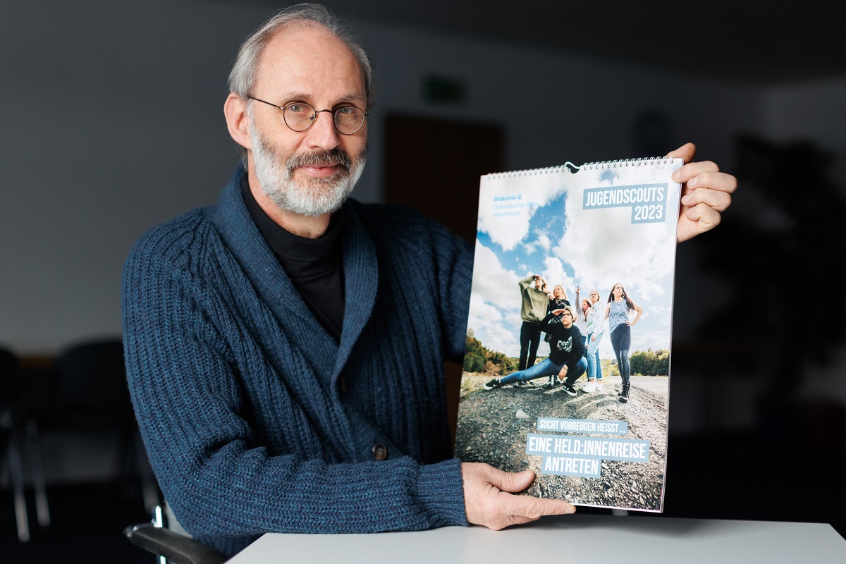 Kalender zeigt mutige Jugendliche auf einer Heldenreise